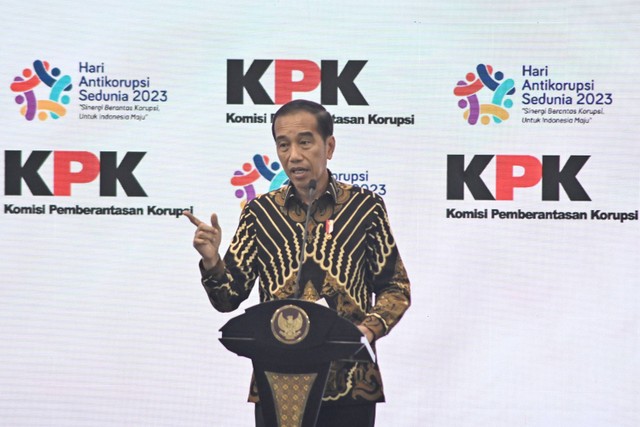 Presiden Joko Widodo menyampaikan sambutan saat peringatan Hari Anti Korupsi Sedunia (Hakordia) di Istora Senayan, Jakarta, Selasa (12/12/2023). Foto: Sulthony Hasanuddin/Antara Foto