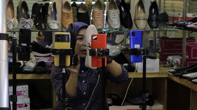 Pedagang berjualan melalui siaran langsung di Pasar Tanah Abang, Jakarta, Senin (11/12/2023). Foto: Cahya Sari/Antara Foto