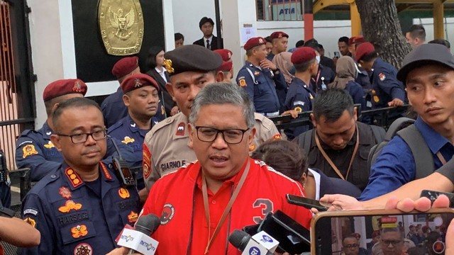 Sekjen PDIP Hasto Kristiyanto tiba di kantor KPU jelang debat perdana pada Selasa (12/12/2023). Foto: Luthfi Humam/kumparan