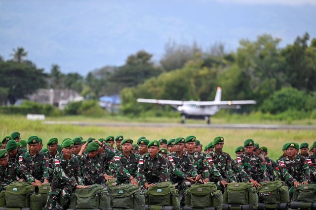 Prajurit Satgas Yonif 116/Garda Samudera saat mengikuti upacara pemberangkatan ke Papua, di Pangkalan Udara Sultan Iskandar Muda, Kabupaten Aceh Besar, Aceh, Selasa (12/12/2023). Foto: Chaideer Mahyuddin/AFP