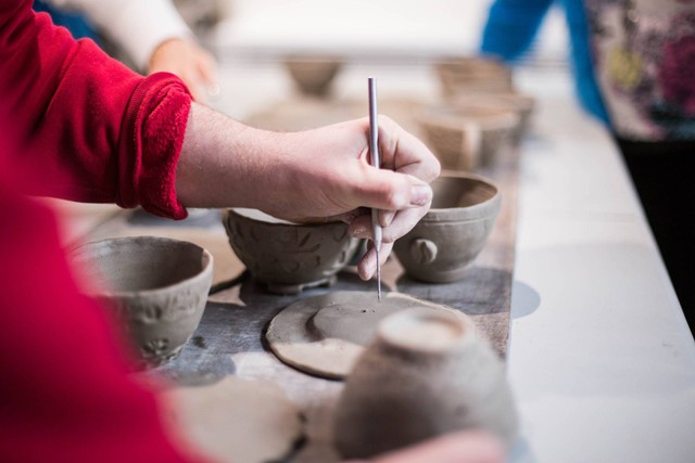 Pottery class Jakarta. Foto hanya ilustrasi. Sumber: Unsplash/andy kelly