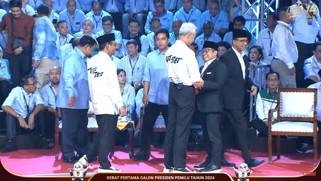 Momen kehangatan ketiga capres-cawapres di debat KPU, Selasa (12/12/2023). Foto: KPU