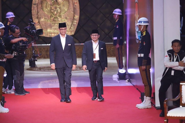 Calon Presiden (Capres) nomor urut satu Anies Baswedan bersama Cawapres Muhaimin Iskandar saat tiba di acara Debat Capres Perdana Pemilu 2024 di Kantor KPU, Jakarta, Selasa (12/12/2023). Foto: Iqbal Firdaus/kumparan