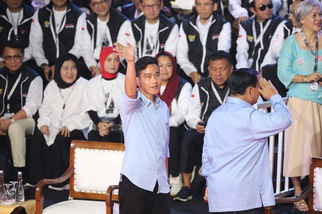 Calon Presiden (Capres) nomor urut dua Prabowo Subianto dan Cawapres Gibran Rakabuming Raka saat tiba di acara Debat Capres Perdana Pemilu 2024 di Kantor KPU, Jakarta, Selasa (12/122023). Foto: Iqbal Firdaus/kumparan