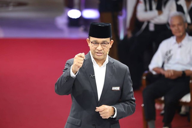 Capres Anies Baswedan menyampaikan visi misi di Debat Capres Perdana Pemilu 2024 di KPU, Jakarta, Selasa (12/12/2023). Foto: Iqbal Firdaus/kumparan