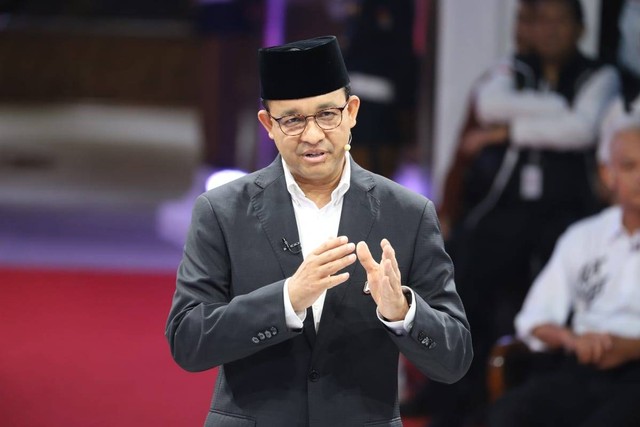 Capres Anies Baswedan menyampaikan visi misi di Debat Capres Perdana Pemilu 2024 di KPU, Jakarta, Selasa (12/12/2023). Foto: Iqbal Firdaus/kumparan