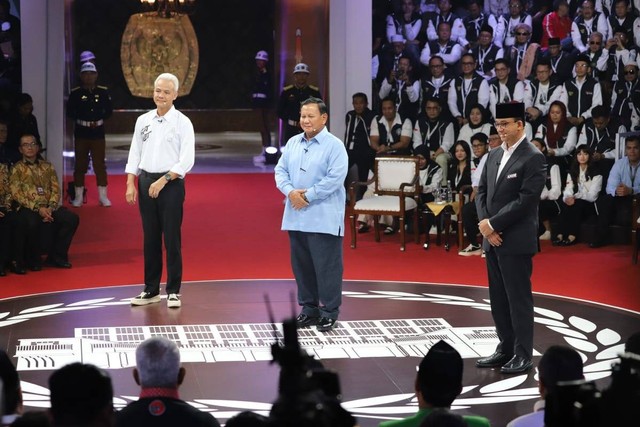 Suasana debat pertama Calon Presiden Pemilu 2024 di KPU RI, Jakarta, Selasa (12/12/2023). Foto: Iqbal Firdaus/kumparan