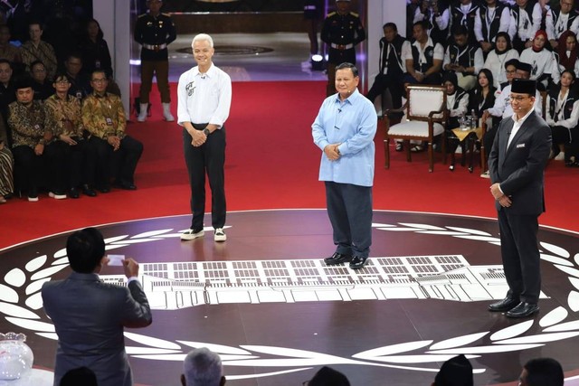 Suasana debat pertama Calon Presiden Pemilu 2024 di KPU RI, Jakarta, Selasa (12/12/2023). Foto: Iqbal Firdaus/kumparan
