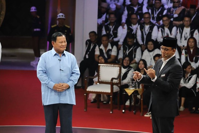 Suasana debat pertama Calon Presiden Pemilu 2024 di KPU RI, Jakarta, Selasa (12/12/2023). Foto: Iqbal Firdaus/kumparan