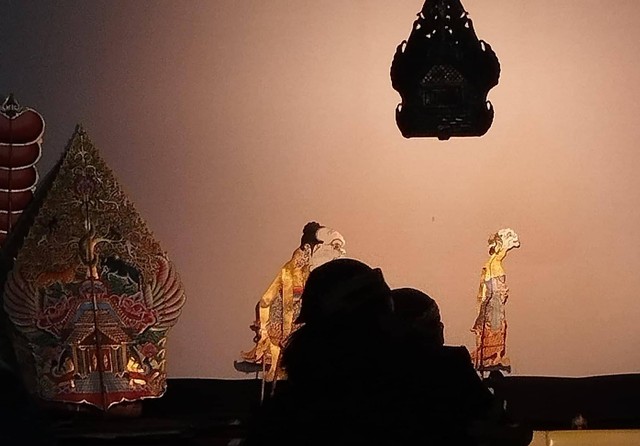 Pertunjukan wayang kulit. Sumber: Koleksi pribadi