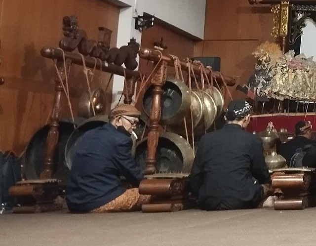 Gamelan dan niyaga. Sumber: Koleksi pribadi