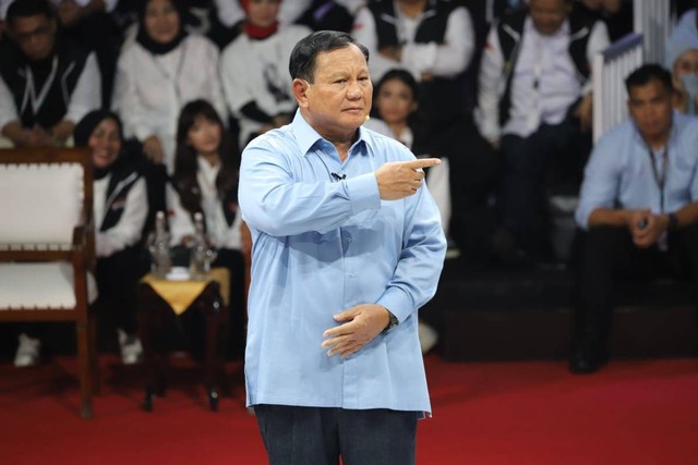 Prabowo Subianto saat debat pertama Calon Presiden Pemilu 2024 di KPU RI, Jakarta, Selasa (12/12/2023). Foto: Iqbal Firdaus/kumparan