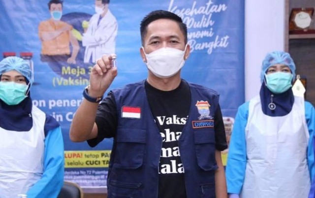 Pj Wali Kota Palembang, Ratu Dewa, saat melakukan booster vaksin COVID-19. (ist)