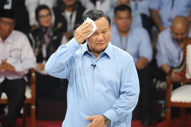 Prabowo saat debat pertama Calon Presiden Pemilu 2024 di KPU RI, Jakarta, Selasa (12/12/2023). Foto: Iqbal Firdaus/kumparan