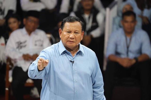 Prabowo saat saat debat pertama Calon Presiden Pemilu 2024 di KPU RI, Jakarta, Selasa (12/12/2023). Foto: Iqbal Firdaus/kumparan