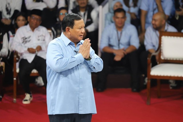 Prabowo saat saat debat pertama Calon Presiden Pemilu 2024 di KPU RI, Jakarta, Selasa (12/12/2023). Foto: Iqbal Firdaus/kumparan