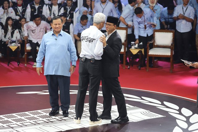 Capres bersalaman usai debat pertama Calon Presiden Pemilu 2024 di KPU RI, Jakarta, Selasa (12/12/2023). Foto: Iqbal Firdaus/kumparan