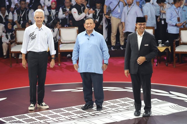 Ketiga capres foto bersama usai debat pertama Calon Presiden Pemilu 2024 di KPU RI, Jakarta, Selasa (12/12/2023). Foto: Iqbal Firdaus/kumparan