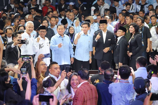 Ketiga capres foto bersama usai debat pertama Calon Presiden Pemilu 2024 di KPU RI, Jakarta, Selasa (12/12/2023). Foto: Iqbal Firdaus/kumparan