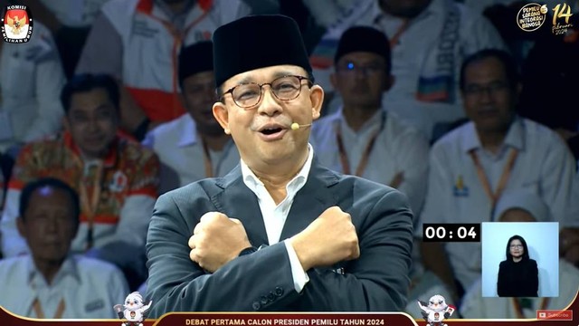 Anies Baswedan saat debat pertama Calon Presiden Pemilu 2024 di KPU RI, Jakarta, Selasa (12/12/2023). Foto: KPU