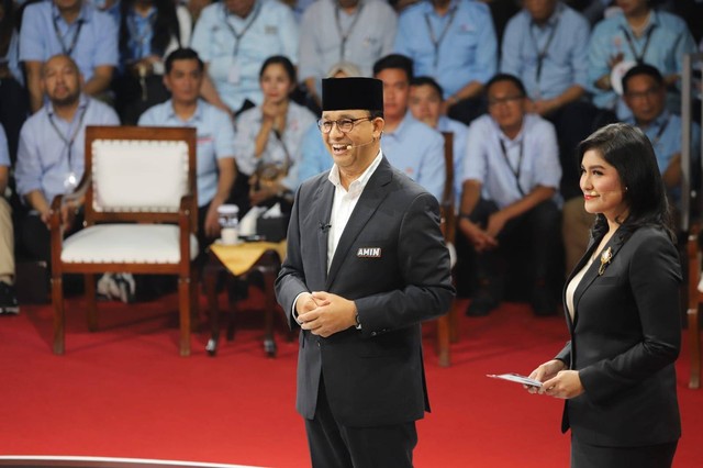 Anies Baswedan saat debat pertama Calon Presiden Pemilu 2024 di KPU RI, Jakarta, Selasa (12/12/2023). Foto: Iqbal Firdaus/kumparan