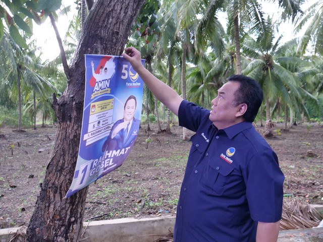 Rachmat Gobel copoti poster dirinya di pohon di Gorontalo Foto: Dok. Istimewa