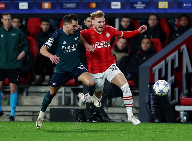 Pertandingan Liga Champions 2023/24 antara PSV vs Arsenal, Rabu (13/12/2023) dini hari WIB. Foto: Yves Herman/REUTERS