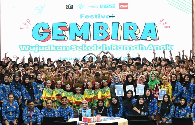 Foto bersama peserta program Gempita Belajar Bersama (GEMBIRA) dari 10 sekolah se-DKI Jakarta pada peluncuran program GEMBIRA di Jakarta, Rabu (29/11) (foto: Yayasan Plan International Indonesia/Muhammad Reysa)