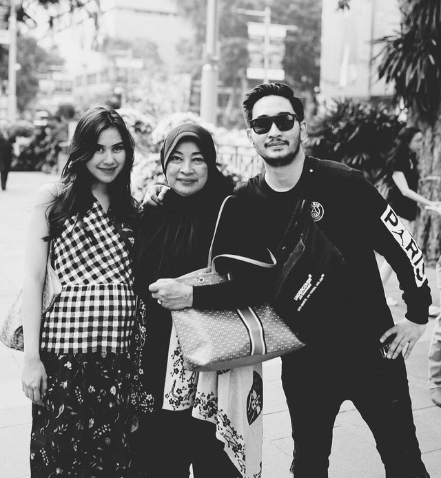 Syahnaz Sadiqah bersama Suami dan mertuanya. Foto: Instagram/@syahnazs