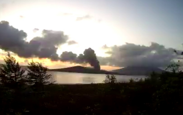 Erupsi di Gunung Anak Krakatau terekam pada Rabu (13/12/2023) pagi. Foto: dok PVMBG