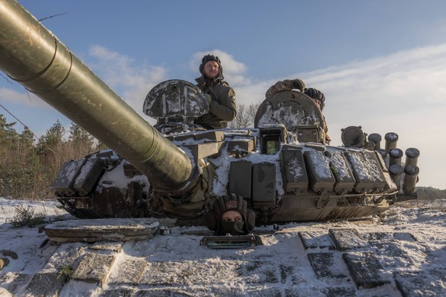 Awak tank Ukraina mengikuti pelatihan militer yang berfokus pada memerangi kelompok sabotase, di wilayah Chernihiv, pada 5 Desember 2023, di tengah invasi Rusia ke Ukraina. Foto: Roman Pilipey / AFP