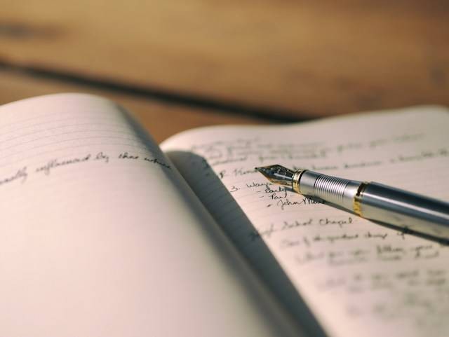 Ilustrasi urutan struktur teks ulasan yang benar ada;ah. Foto: Unsplash/Aaron Burden