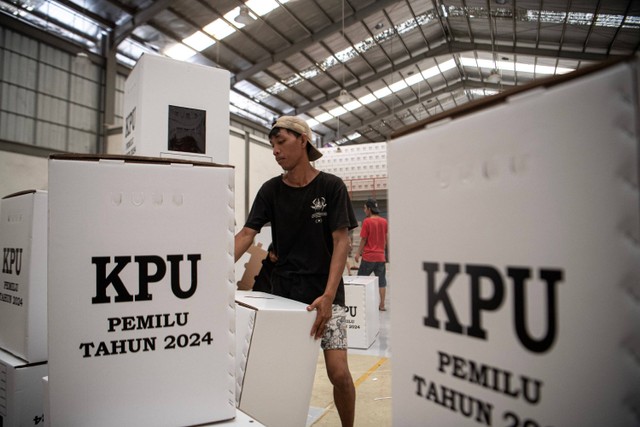 Petugas merakit kotak suara Pemilu 2024 di gudang KPU Palembang, Sumatera Selatan, Rabu (13/12/2023). Foto: Nova Wahyudi/ANTARA FOTO