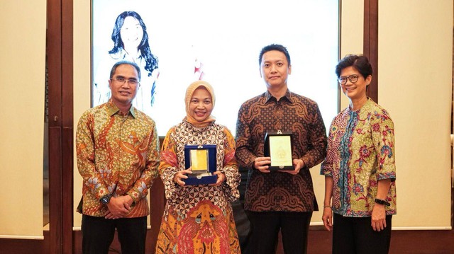 Direktur Group Business Development Telkom, Honesti Basyir; Direktur Utama AdMedika, Dwi Sulistiani; CEO KlikDokter, Hendra Tjong; Presiden Komisaris Kalbe Farma, Irawati Setiady saat peluncuran layanan telemedicine. Foto: Dok. Telkom