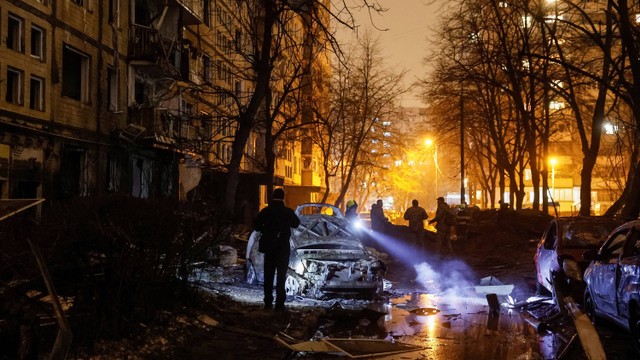 Staf darurat bekerja di lokasi gedung apartemen yang rusak akibat serangan rudal Rusia, di tengah serangan Rusia ke Ukraina, di Kyiv, Ukraina 13 Desember 2023. Foto: REUTERS/Gleb Garanich