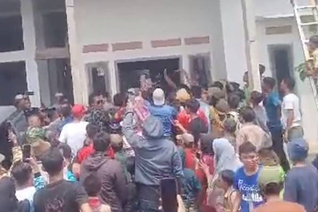 Warga menggeruduk rumah pria yang berprofesi ahli pengobatan alternatif yang diduga melakukan pelecehan seksual ke pasien. Foto: Dok. Istimewa