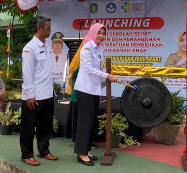 Kepala Dinas Pendidikan Kalbar, Rita Hastarita Resmi melaunching Gerakan Sekolah Sehat di SMAN 3 Pontianak. Foto: Yulia Ramadhiyanti