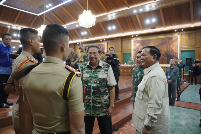 Menteri Pertahanan Prabowo Subianto bersama Presiden ke-6 RI Susilo Bambang Yudhoyono mengikuti makan siang bersama yang digelar di Ruang Makan Husein Akademi Militer, Magelang, Rabu (13/12/2023). Foto: Dok. Istimewa