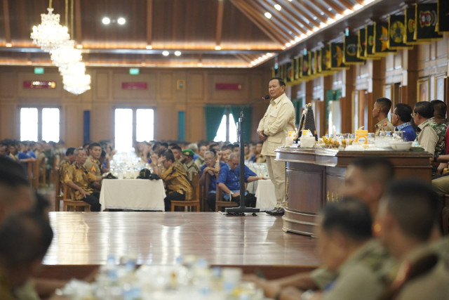 Menteri Pertahanan Prabowo Subianto bersama Presiden ke-6 RI Susilo Bambang Yudhoyono mengikuti makan siang bersama yang digelar di Ruang Makan Husein Akademi Militer, Magelang, Rabu (13/12/2023). Foto: Dok. Istimewa