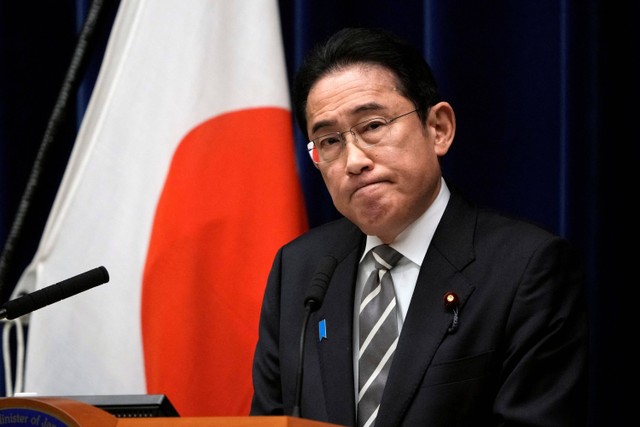Perdana Menteri Jepang Fumio Kishida menghadiri konferensi pers di kantor perdana menteri di Tokyo, Jepang, Rabu (13/12/2023). Foto: FRANCK ROBICHON/Pool via REUTERS