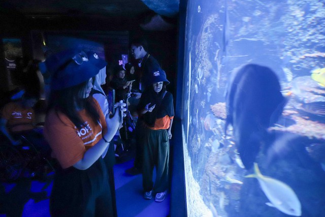 Anak-anak dan orang tua yang tergabung dalam Rumah Harapan Indonesia (RHI) melihat hewan-hewan yang ada di Jakarta Aquarium & Safari, Jakarta, Rabu (13/12/2023). Foto: Iqbal Firdaus/kumparan