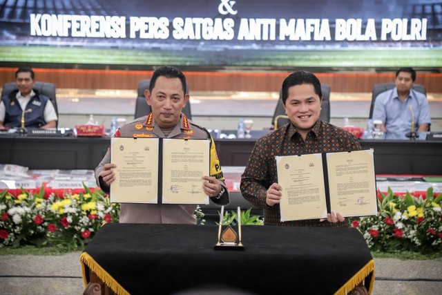 Ketua PSSI Erick Thohir bersama Kapolri Jenderal Polisi Listyo Sigit Prabowo menandatangani kerja sama Satgas Anti Mafia Bola Polri dan Anti Mafia Bola Independen di Mabes Polri, Jakarta, Rabu (13/12/2023). Foto: Jamal Ramadhan/kumparan