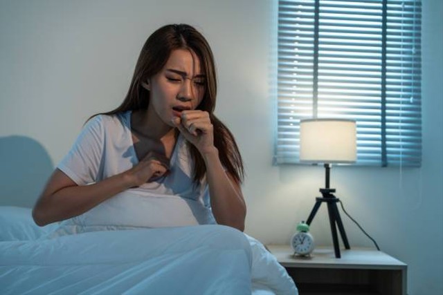 Ilustrasi perempuan sedang batuk. Foto: Shutterstock