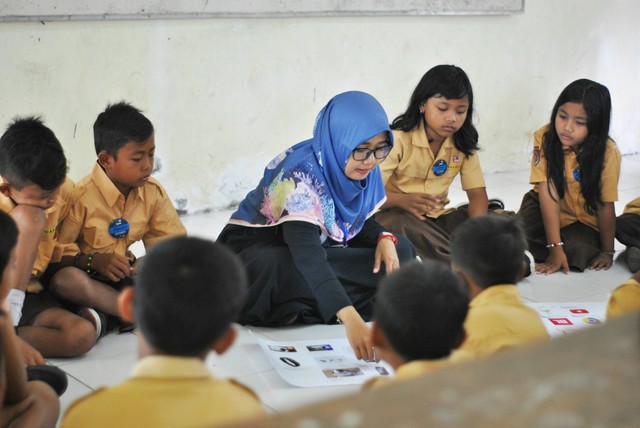 Guru sedang mengajar. Foto:Husniati Salma/Unsplash