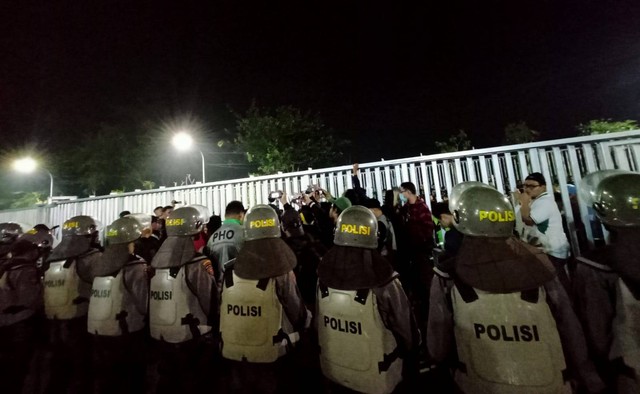 Demo Bonek di stadion GBT Surabaya, Rabu (13/120 malam. Foto: Masruroh/Basra