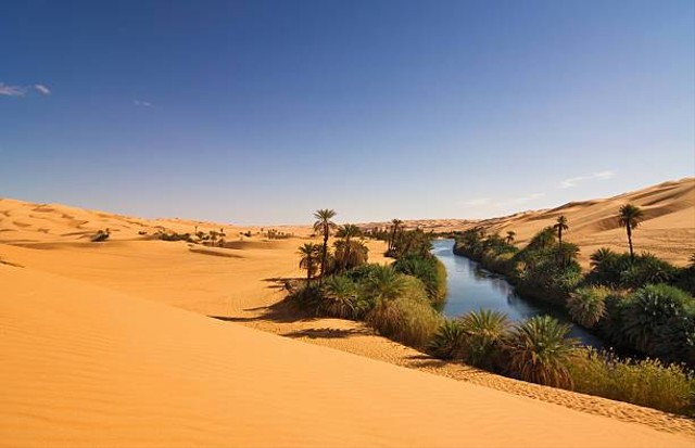Umm el Ma atau Umm el Ma (Ibu Air) memiliki panjang sekitar 800 meter di bagian Sahara Libya di Fezzan Awbari. Oasis yang dibentuk oleh danau akan diselamatkan dari berbagai tempat penampungan air bawah tanah. Salinitas danau naik menjadi 34%. sumber: istock.com/cinoby
