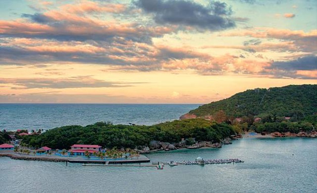 Ilustrasi keindahan pantai di Negara Haiti dengan langit yang cantik. Sumber: istockphoto