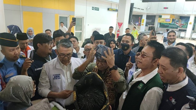 Calon presiden nomor urut 1 Anies Baswedan tiba di Bandara Sultan Thaha, Jambi, Kamis (14/12/2023).
 Foto: Jonathan Devin/kumparan