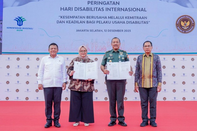 Direktur Pelayanan BPJS Ketenagakerjaan Roswita Nilakurnia dan Kepala Pusat Rehabilitasi Kemhan dr. Daniel Lumadyo Wartoadi, menandatangani kerja sama peningkatan layanan dalam rangka peringatan Hari Disabilitas Internasional, Selasa (12/12/2023). Foto: BPJS Ketenagakerjaan