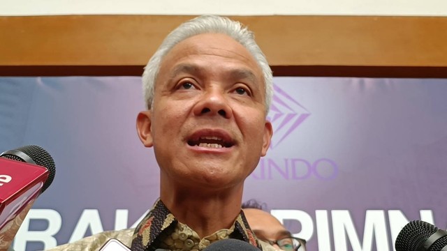 Capres nomor urut 3 Ganjar Pranowo usai menghadiri agenda Rakorpimnas Ikatan Nasional Konsultan Indonesia (INKINDO) di Hotel Grand Sahid, Tanah Abang, Jakarta Pusat, Kamis (14/12/2023). Foto: Fadhil Pramudya/kumparan